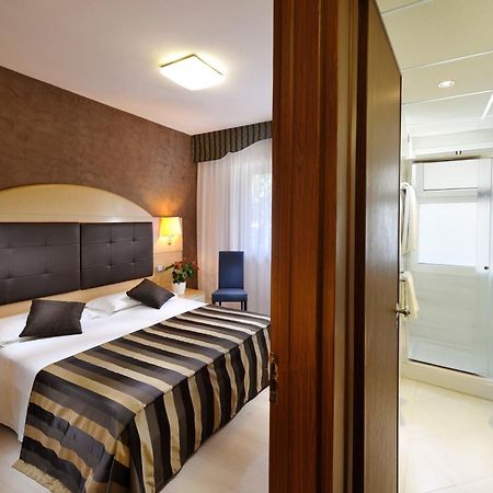 Hotel Eros Lignano Sabbiadoro Buitenkant foto