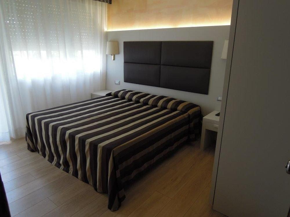 Hotel Eros Lignano Sabbiadoro Buitenkant foto