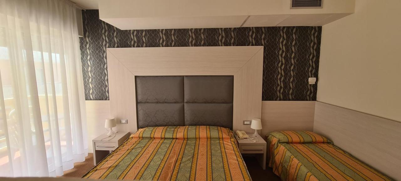 Hotel Eros Lignano Sabbiadoro Buitenkant foto
