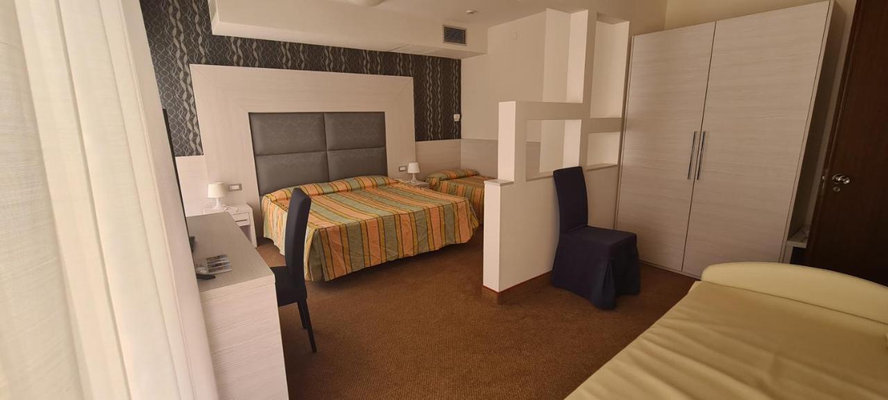 Hotel Eros Lignano Sabbiadoro Buitenkant foto