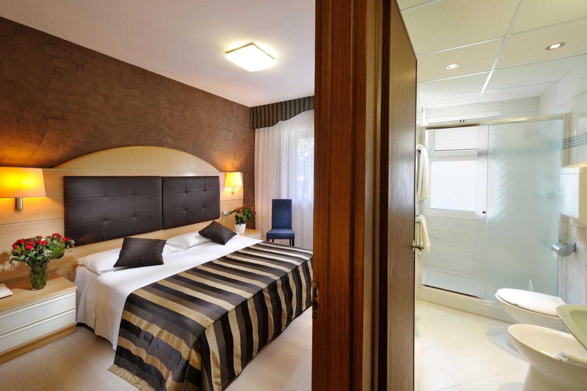 Hotel Eros Lignano Sabbiadoro Buitenkant foto