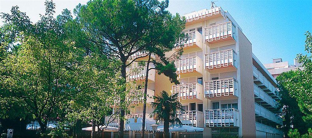 Hotel Eros Lignano Sabbiadoro Buitenkant foto