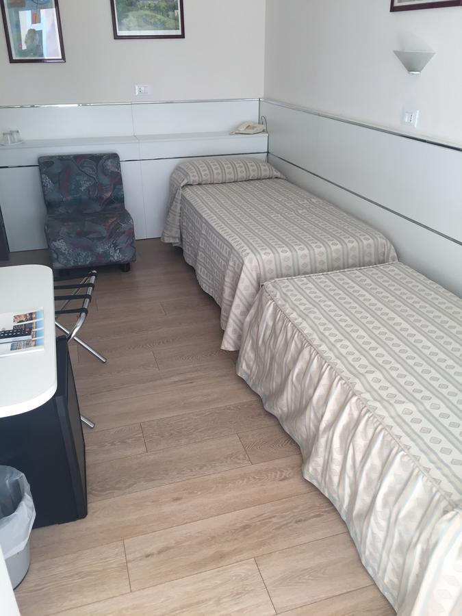 Hotel Eros Lignano Sabbiadoro Buitenkant foto