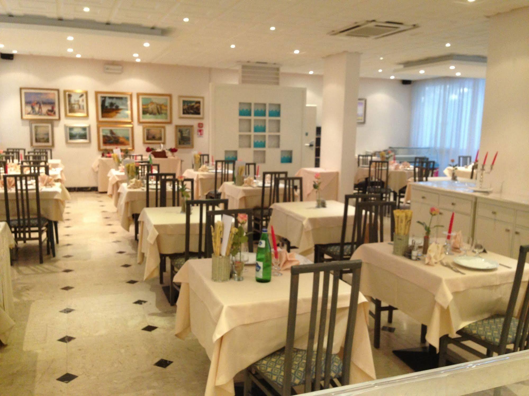 Hotel Eros Lignano Sabbiadoro Buitenkant foto