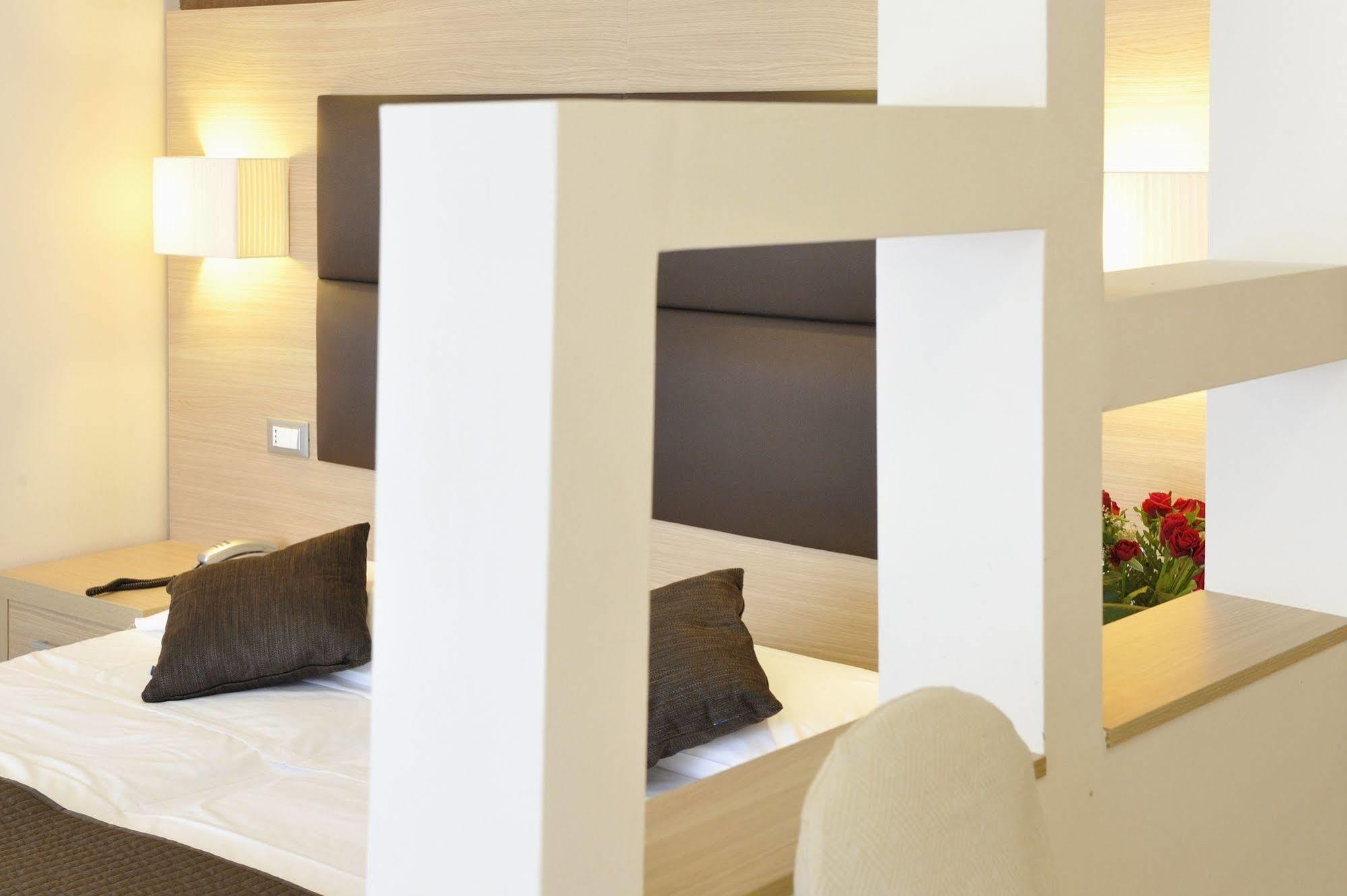 Hotel Eros Lignano Sabbiadoro Buitenkant foto