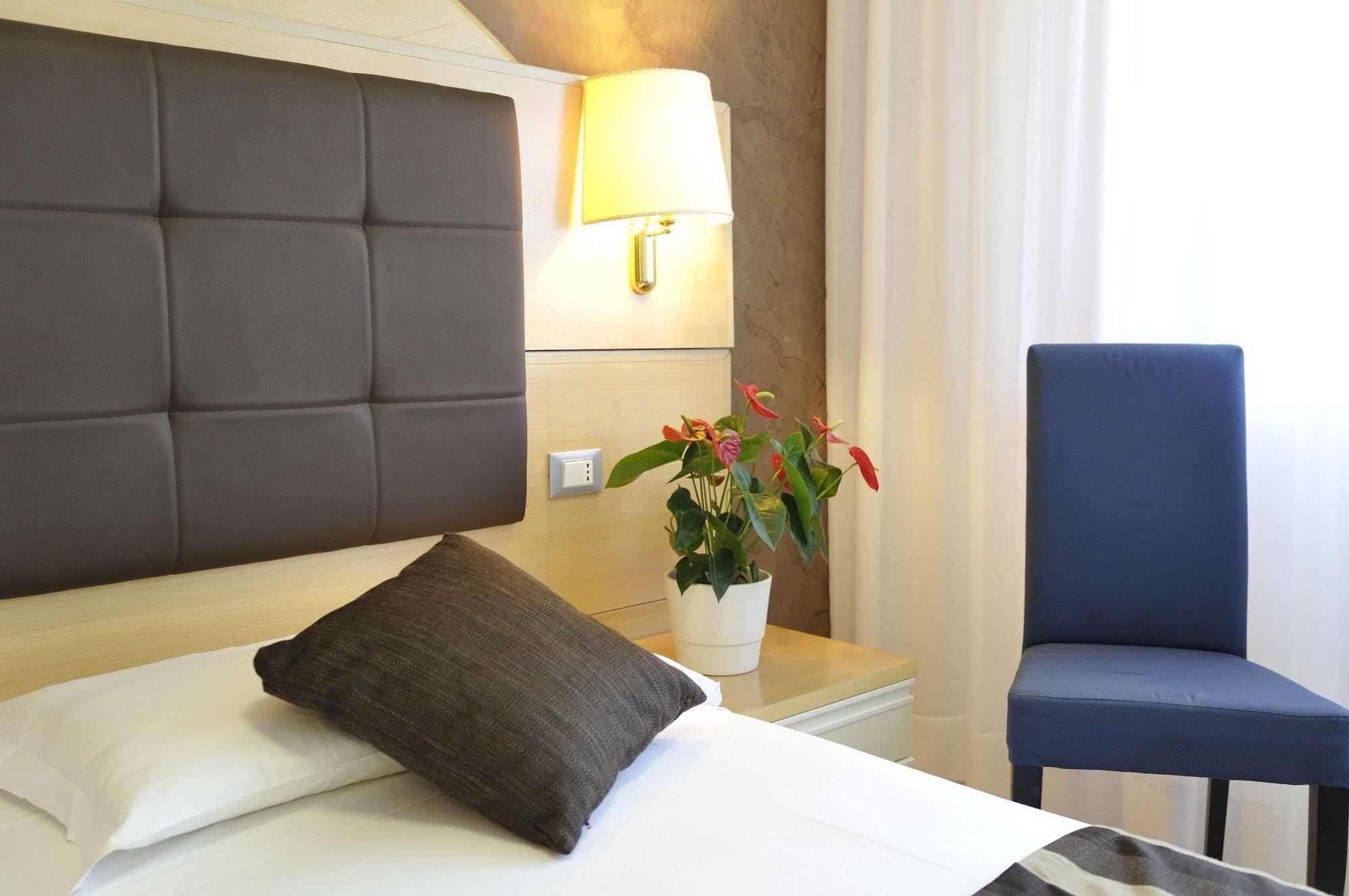 Hotel Eros Lignano Sabbiadoro Buitenkant foto