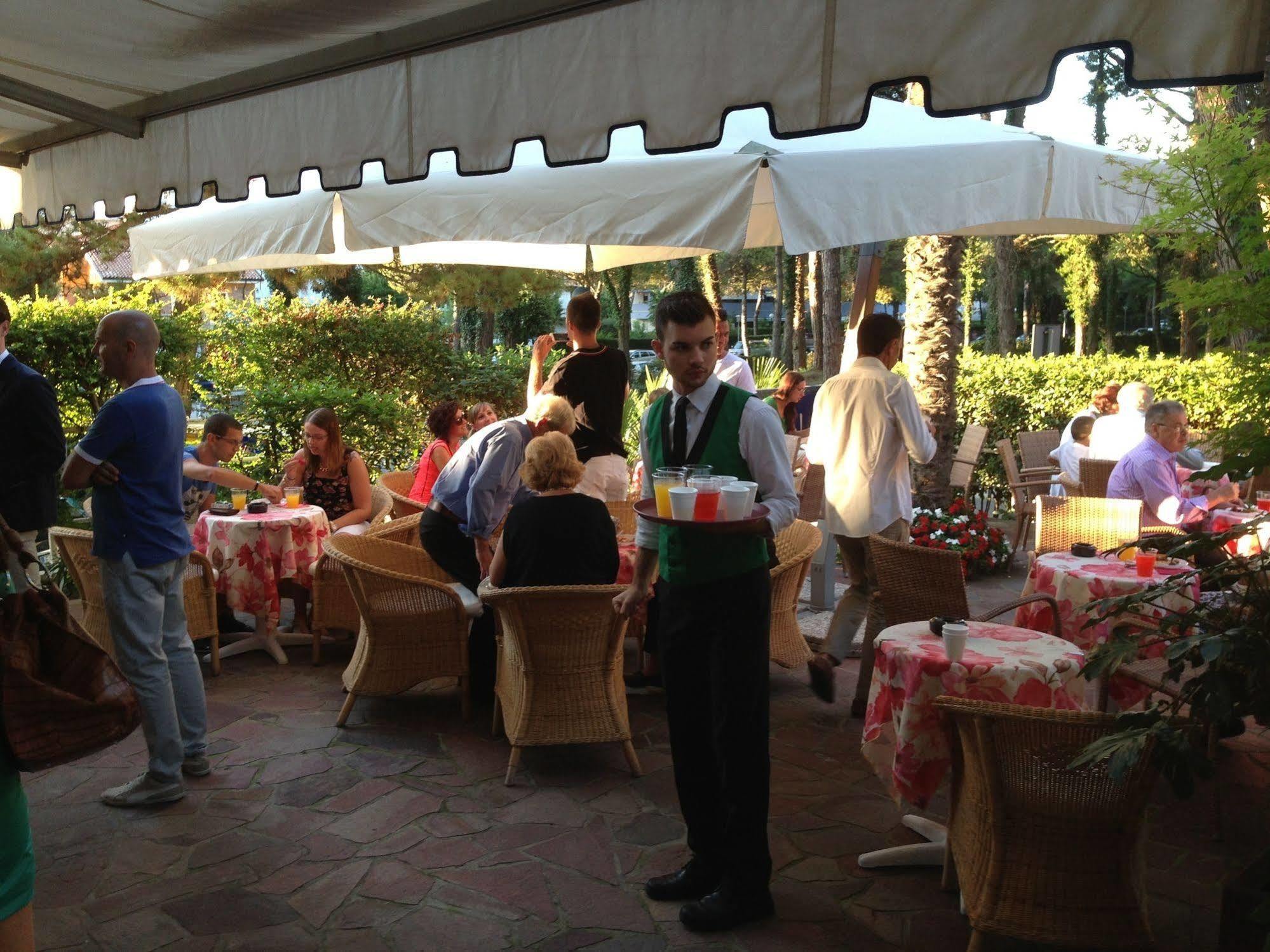 Hotel Eros Lignano Sabbiadoro Buitenkant foto