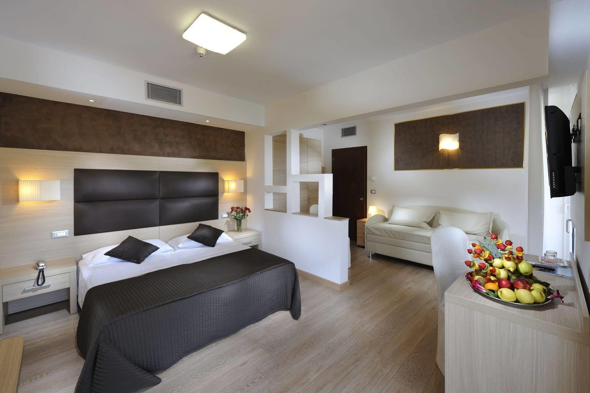 Hotel Eros Lignano Sabbiadoro Buitenkant foto