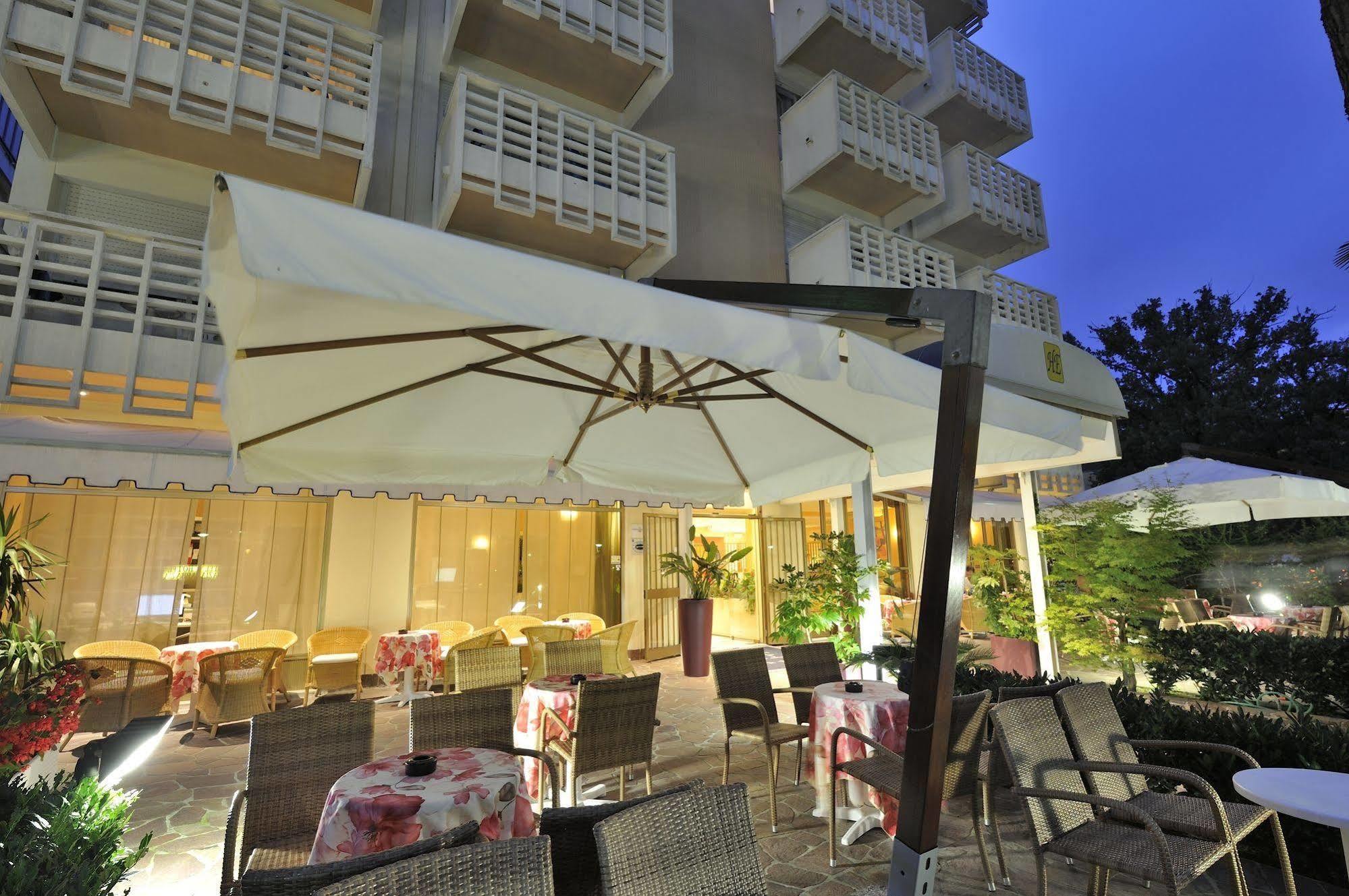 Hotel Eros Lignano Sabbiadoro Buitenkant foto